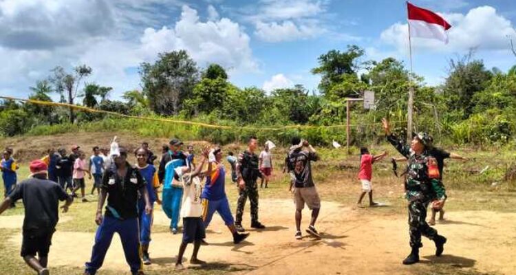 HUT RI ke-78,Peringatan HUT RI,Satgas Yonif 310/KK,Penerbangan 1000 layang-layang merah putih,Meriahkan HUT RI,Distrik Senggi Keerom Papua,Merah putih di langit Papua,Warga perbatasan merayakan HUT RI,Semangat kemerdekaan Indonesia,Kegiatan unik perayaan kemerdekaan,Masyarakat Distrik Senggi antusias dalam perayaan HUT RI,Letkol Inf Andrik Fachrizal,Kapten Inf Shofa Amrin Fajrin,Daud Yunam, Kepala Distrik Senggi,Upacara HUT RI di perbatasan Papua,Layang-layang merah putih di langit Keerom,Acara penerbangan layang-layang di Papua,Partisipasi TNI-Polri dan ASN dalam perayaan HUT RI,Kebersamaan warga merayakan kemerdekaan,Nuansa merah putih dalam peringatan HUT RI
