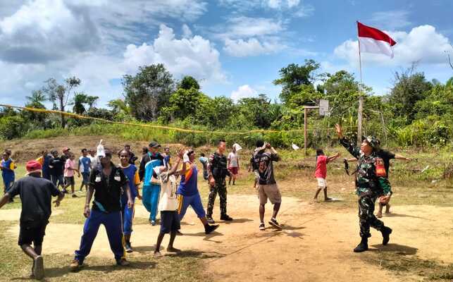 HUT RI ke-78,Peringatan HUT RI,Satgas Yonif 310/KK,Penerbangan 1000 layang-layang merah putih,Meriahkan HUT RI,Distrik Senggi Keerom Papua,Merah putih di langit Papua,Warga perbatasan merayakan HUT RI,Semangat kemerdekaan Indonesia,Kegiatan unik perayaan kemerdekaan,Masyarakat Distrik Senggi antusias dalam perayaan HUT RI,Letkol Inf Andrik Fachrizal,Kapten Inf Shofa Amrin Fajrin,Daud Yunam, Kepala Distrik Senggi,Upacara HUT RI di perbatasan Papua,Layang-layang merah putih di langit Keerom,Acara penerbangan layang-layang di Papua,Partisipasi TNI-Polri dan ASN dalam perayaan HUT RI,Kebersamaan warga merayakan kemerdekaan,Nuansa merah putih dalam peringatan HUT RI
